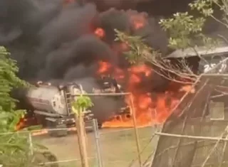¡Fuego, fuego! Camiones cisterna explotan debajo del Puente de Las Américas