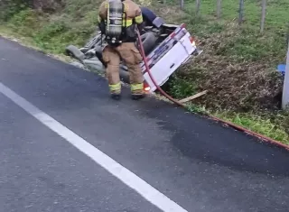 El auto terminó volcado luego de impactar contra un objeto fijo.