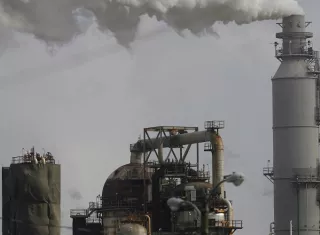 De la misma manera que el Brent, el petróleo intermedio de Texas (WTI, por sus siglas en inglés) baja con fuerza este miércoles antes de la apertura oficial del mercado en Estados Unidos. Retrocede el 14,48 %, hasta los $94,9. Foto. EFE