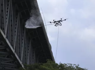 Dron limpia puente de las Américas tras incendio que dejó un muerto