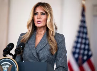 Melania Trump niega haber tenido una relación cercana con Jeffrey Epstein