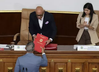 Parlamento de Venezuela designa a nuevo fiscal general y a defensora del pueblo