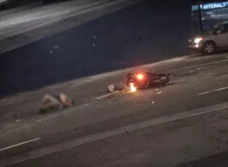 Motociclista grave; fue embestido por sedán blanco cuyo conductor huyó