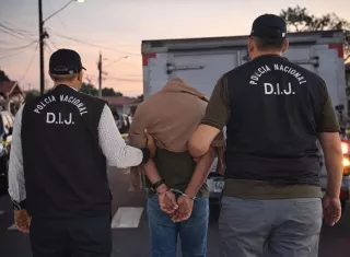 El sospechoso fue aprehendido cuatro días después del hecho.  /  Fotocomposición generada con IA Copilot