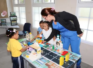 Niña de 3 años ya controla robots en CAIPI del MIDES