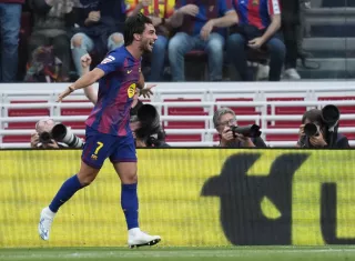 Barcelona golea y Flick cree posible remontar al Atlético en Champions