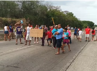 Protesta por falta de agua potable paraliza la vía Interamericana en Atalaya