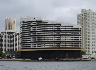 El icónico hotel Mandarin Oriental de Miami es demolido tras 25 años en pie