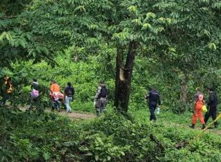 Hallan cuerpo semienterrado en área boscosa de Altos de Los Lagos
