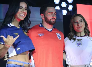 Modelos desfilan durante la presentación de las camisetas que usará la selección de fútbol en Ciudad de Panamá (Panamá). EFE/Bienvenido Velasco