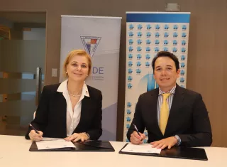 El acuerdo fue firmado por Giulia De Sanctis, presidenta de APEDE y Víctor Concepción, presidente de APATEL.