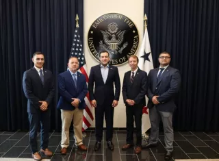 El embajador Kevin Marino se reunió con ingenieros del Ejército de los Estados Unidos que participaron en la inspección. 