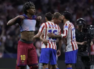 Jugadores del Atlético de Madrid (der.) celebran la clasificación a las semifinales de la Liga de Campeones de la UEFA. Foto: EFE