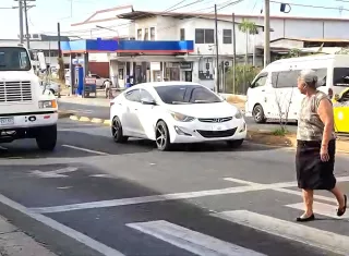 Cruzar la vía sin la señalización adecuada se ha vuelto altamente peligroso, especialmente para adultos mayores. Foto. Thays Domínguez