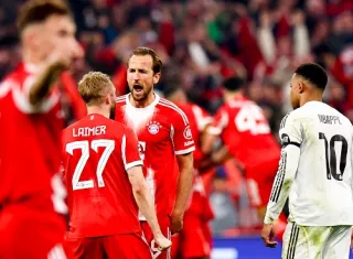 Los jugadores del Bayern Konrad Laimer (C-I) y Harry Kane (C-d) durante el partido de la UEFA Champions League en Múnich, Alemania. Foto: EFE