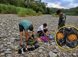 Pillan a dos hombres con oro ilegal en maletas a orillas del río Cuango