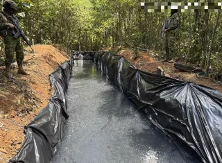 Identifican una piscina con el combustible almacenado, además de un acople clandestino, 3,000 metros de manguera, 10 metros de manguera de alta presión y una válvula de alta presión.  Foto. @FFAAECUADOR