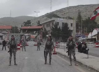 El túnel, se extiende entre Siria y el Líbano, y es custodiado por miembros de las fuerzas de seguridad. Foto. EFE
