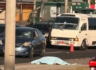 El cadáver de la víctima quedó en la orilla de la cuneta que divide los 4 carriles de la vía.  /  Foto:  Cortesía