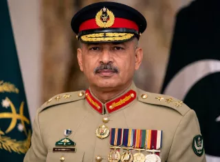 Asim Munir llegó a la capital iraní al frente de una delegación de carácter político y de seguridad para transmitir, según medios iraníes, un mensaje de Estados Unidos a Irán y preparar la segunda ronda de conversaciones en los próximos días en Islamabad. Foto. IA