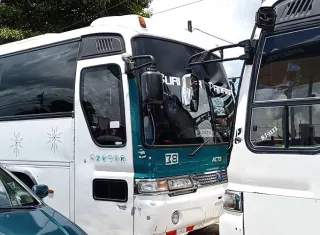 Los transportistas piden que los buses tipo "nevera" por el Puente de las Américas, ya que el recorrido por el Centenario les resulta más caro. Foto. Eric Montenegro