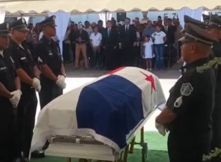 El uniformado fue despedido en su natal Herrera. Sus familiares visiblementente en medio de los jefes de los estamentos de seguridad. 