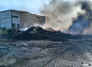Incendio de gran magnitud en recicladora de Pacora