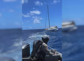 El velero fue remolcado a puerto seguro.  /  Captura de video