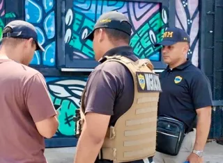 Migración inspecciona a 43 personas en el Mercado de Mariscos y detecta faltas