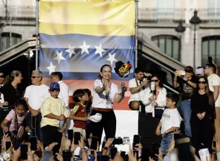 María Corina Machado, la líder opositora venezolana, durante un encuentro con la comunidad de su país en España, este sábado en la Puerta del Sol, en Madrid. Foto. EFE