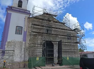 En la Capilla San Juan de Dios avanzan labores estructurales como la instalación de vigas de madera para el techo, tuberías eléctricas soterradas, entre otros trabajos. Foto. Cortesía