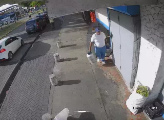 A plena luz del día: Sujeto huerta dos tanques de gas en el centro de Colón