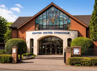 Agentes que realizaban patrullas de vigilancia en la zona observaron daños en una ventana de la sinagoga Kenton United, en el barrio de Harrow (noroeste de la ciudad). Foto. IA