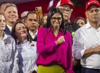 La presidenta encargada de Venezuela, Delcy Rodríguez (c). /Foto: EFE