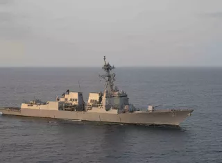 El destructor de misiles guiados USS Pinckney (DDG 91) patrulla aguas regionales en apoyo a las operaciones de bloqueo. El bloqueo ha detenido por completo el comercio económico que entra y sale de Irán por mar. Foto. @CETCOM