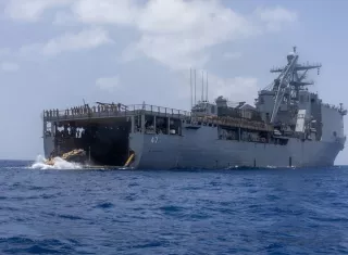 Marineros y marines a bordo del buque de desembarco USS Rushmore (LSD 47) realizan operaciones de bloqueo en el mar Arábigo. Foto. @CETCOM