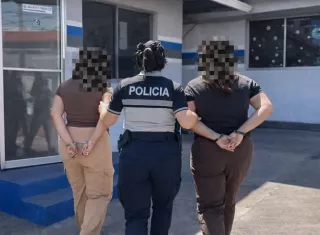 Entre los imputados figuran los dos hombres y las tres mujeres, de nacionalidades venezolana y colombiana.  /  Imagen: PN