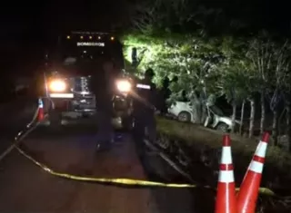 Uno de los jóvenes murió en el sitio del accidente y el otro camino al hospital. 