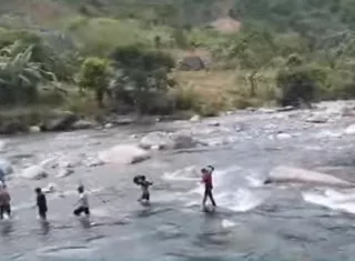 La situación deja en evidencia las condiciones en las que viven muchas comunidades, donde el acceso sigue dependiendo de rutas peligrosas.