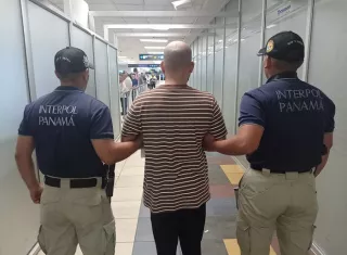 Interpol Panamá captura en Tocumen a mexicano requerido por violación en EEUU