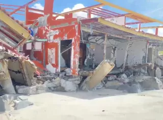 Oleajes dañan carretera en Punta Malibú, autoridades ordenan su cierre