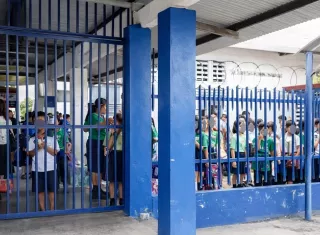 Forcejeo en estacionamiento de banco desata persecución, balacera y pánico