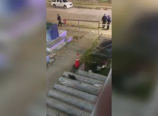 La escena del atentado quedó marcada por un rastro de sangre en el pavimento.  /  Foto: Diómedes Sánchez