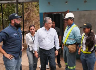 Tercero no llegó solo. Estuvo acompañado por el ministro de la Presidencia, Juan Carlos Orillac, junto a personal técnico del IDAAN y del Conades. 
