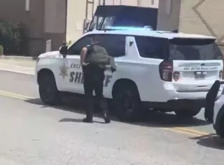 El incidente, considerado un “ataque directo”, comenzó a las 13:22 hora local del centro de Estados Unidos (18:22 GMT), cuando dos grupos de personas discutieron en una zona de alimentos, afirmó ante los medios el jefe de Policía de Baton Rouge, T.J. Morse. Foto. Tomada de videos/EFE