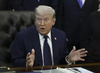 Donald Trupm, dijo que tomó la decisión del alto al tiempo, para dar tiempo al régimen de los ayatolás, pues aseguró que no sabe quién es su líder desde que fue asesinado el 28 de febrero Alí Jameneí en un bombardeo. Foto. EFE