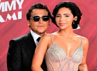 Nodal blindó su fortuna a nombre de su papá tras casarse con Ángela 