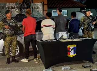 Caen cuatro ciudadanos con 37 paquetes de presunta droga y armas en Chepo