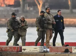 EE.UU. autoriza a Venezuela el pago de los abogados de Maduro y su esposa