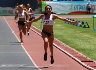 alentina Troncoso de Chile compite en los 800 metros femeninos durante los IV Juegos Suramericanos de la Juventud Panamá 2026